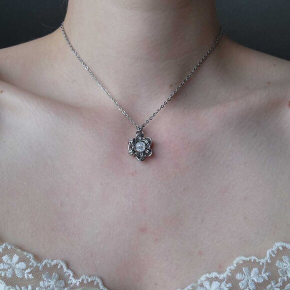 Vintage antique silver and quartz round fairy necklace with a small silver chain - Picture 8 of 8